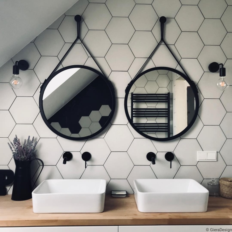 Dwa-okragle-lustra-na-pasku-Scandi-Belt-zawieszone-nad-dwiema-umywalkami.-Za-zdjecie-dziekujemy-SZELIMODA-