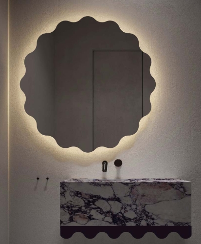 Lustro-faliste-kolo-Holly--z-podswietleniem-LED-w-minimalistyczne-bezowej-lazience.-HAZEL DESIGN.jpg