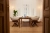 Tapicerowane krzesło Venice Wood przy stole.webp